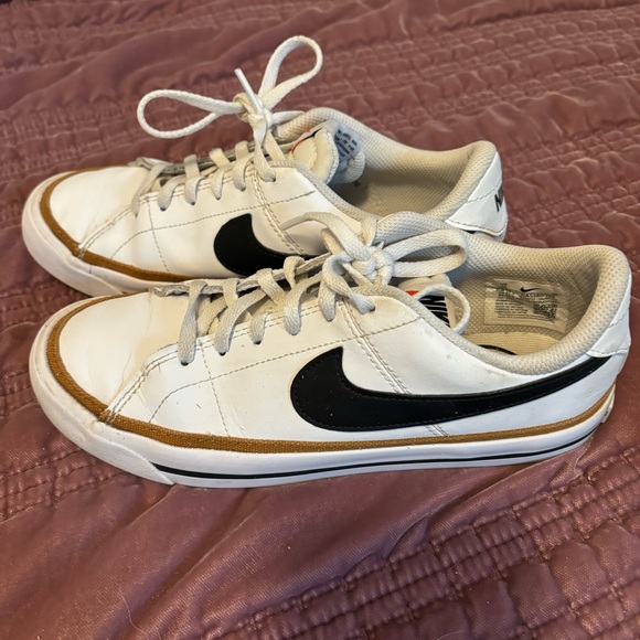 Low top nike shoes . Kids 5/ women’s 6 - Picture 2 of 3